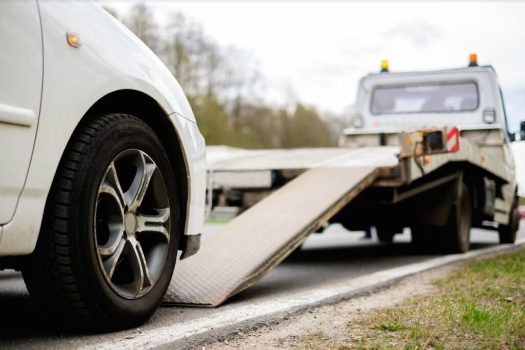 Carro attrezzi durante il carico di un'auto